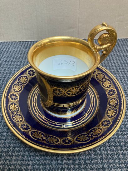 BERLIN Large jasmine cup and its saucer with blue background decorated in a large...
