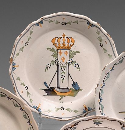 NEVERS Earthenware plate with contoured edge, with polychrome decoration of a column...