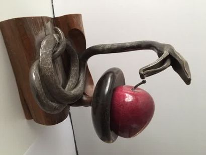M.J. 
Serpent à la pomme
Épreuve en fer forgé, pomme en verre, socle en bois.
Monogramme...