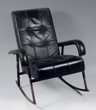 ADNET Jacques (1900-1984) Rocking-chair à armature en métal entièrement gainé de...