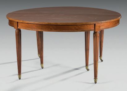 null Mahogany and mahogany veneer dining room table, oval shape with a central opening,...
