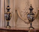 null Suite de quatre vases en porcelaine et bronze ciselé et doré ; de forme ovoïde,...