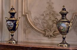 null Suite de quatre vases en porcelaine et bronze ciselé et doré ; de forme ovoïde,...