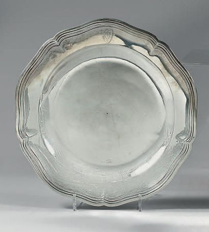 null Silver plate, filleted contours, engraved on the rim with the initials "VA"...