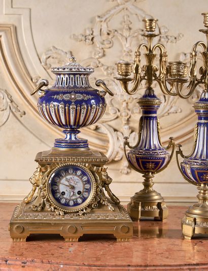 null The clock in the form of a potpourri with a globular body and ring handles;...