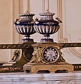 null Garniture en bronze ciselé-doré et porcelaine composée d'une pendule et d'une...