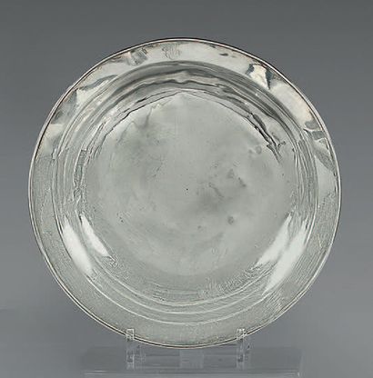 null Assiette creuse en argent, A bordure moulurée, gravée sur le marli des initiales...