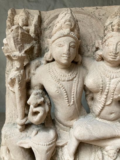  INDE  Fragment de stèle en grès rose sculpté en haut-relief de Shiva et Parvati...