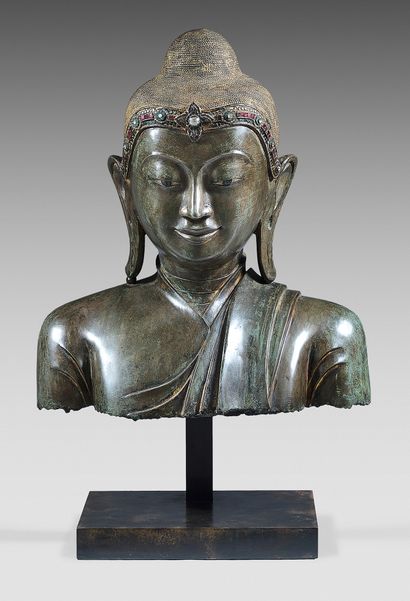 BIRMANIE Buste en bronze à patine brune de bouddha souriant les cheveux relevés en...