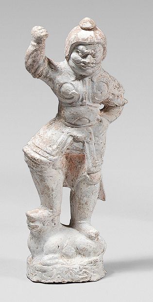 CHINE Statuette de gardien debout en terre cuite la main droite levée, la gauche...