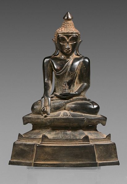 THAÏLANDE Statuette en bronze à patine brune assis en padmasana sur un socle triangulaire...