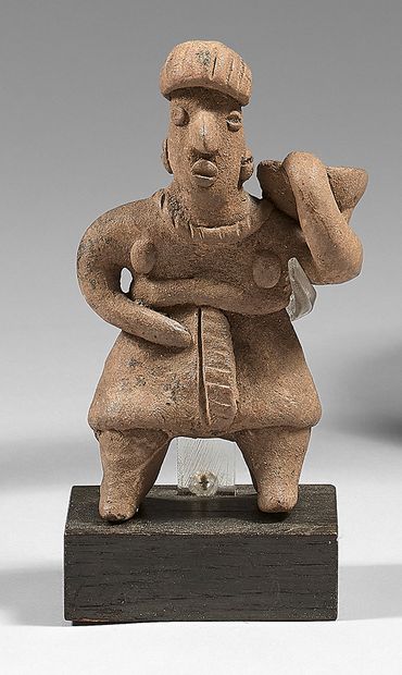 null Water or offering carrier
Solid brown terracotta.
Colima culture, Mexico.
H:...