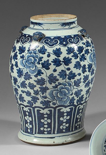CHINE Vase de forme balustre en porcelaine à quatre passants à l'épaulement figurant...