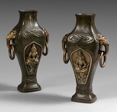 CHINE Paire de vases balustres en bronze à patine brune et partiellement doré à décor...