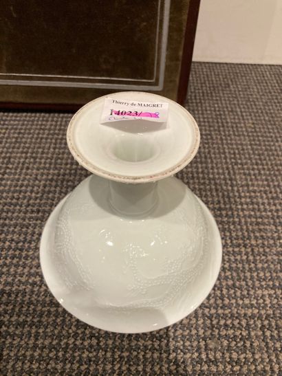 CHINE Coupe sur piédouche (stem cup) en porcelaine de forme circulaire à décor monochrome...