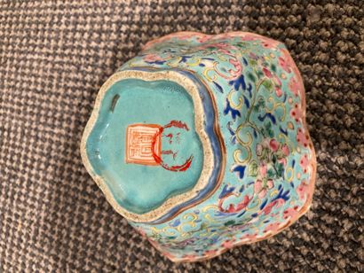 CHINE Coupelle en porcelaine en forme de fleurs de lotus à fond turquoise, décorée...