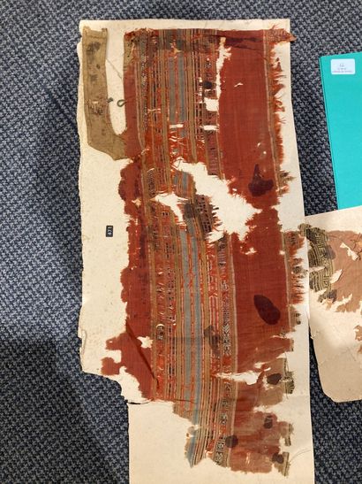 null Trois fragments de soie tissée, Égypte, période mamluk, XIIIe siècle
Tissage...