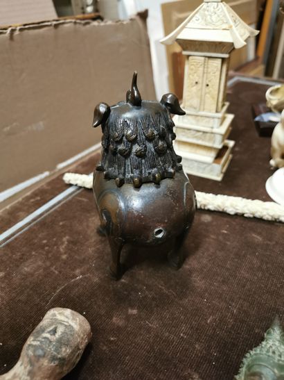 CHINE A small bronze perfume burner with a brown patina in the shape of a qilin.
19th...