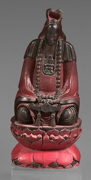 VIETNAM Figurine en bois sculpté laqué rouge représentant la déesse Guanyin coiffée...