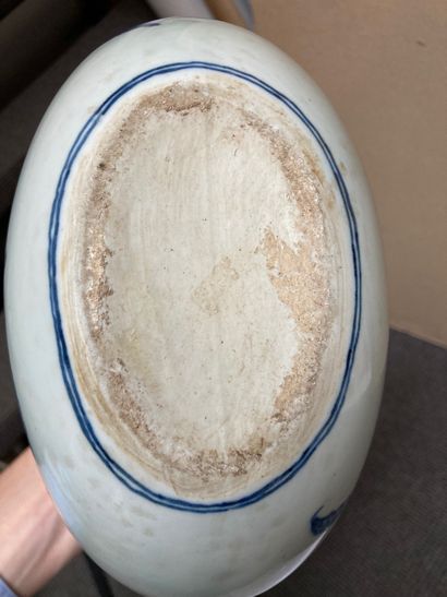 CHINE Gourde dite « moonflask » en porcelaine à panse aplatie, deux anses en forme...