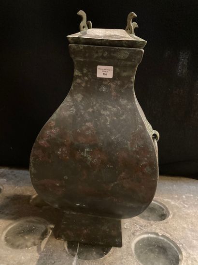 CHINE Vase de forme «hu» en bronze de style archaïque à deux anses formant masques...