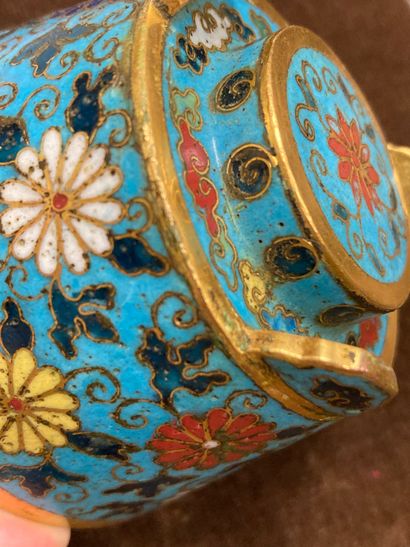 CHINE Petit pot tripode rond en bronze et émaux cloisonnés polychromes sur fond bleu...