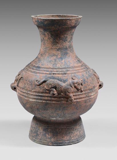 Erratum vase en terre cuite CHINE Vase en bronze à décor en relief d'animaux fantastiques,...