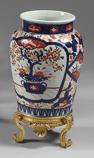 JAPON Vase en porcelaine à décor dans la palette imari d'arbres et fleurs dans des...