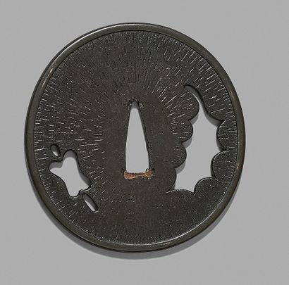 null Suaka tsuba, openwork with a fan and a holly leaf.
Edo, 19th century.
D : 8,8...