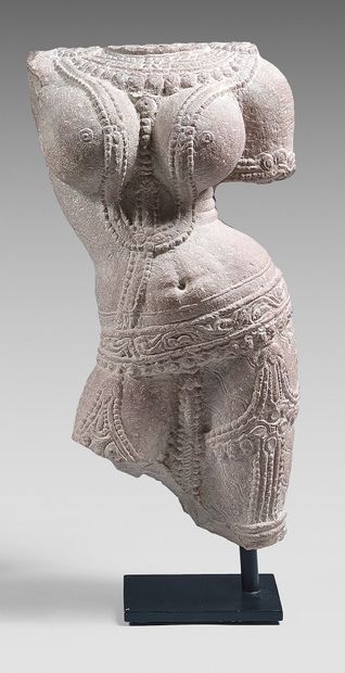 INDE Buste en grès rose sculpté de femme debout en léger tribhanga vers la gauche,...