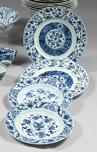 CHINE Deux paires d'assiettes en porcelaine à décor en bleu sous couverte de fleurs...