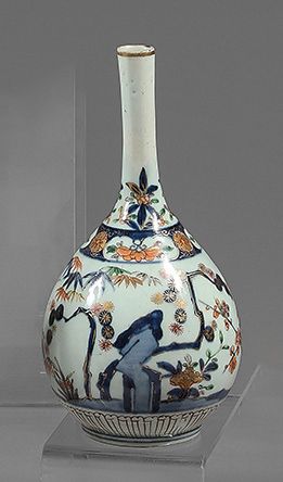 JAPON Vase en porcelaine à long col étroit décoré dans la palette imari des trois...