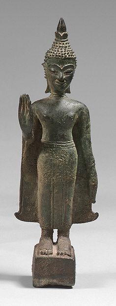 THAÏLANDE Statuette en bronze à patine verte de bouddha debout la main droite en...