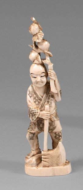JAPON Ensemble de quatre okimono en ivoire, dent de morse et d'hippopotame, un artisan...