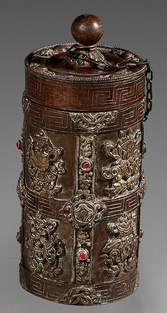 TIBET Boite de forme cylindrique en cuivre à décor incrusté de laiton des huit symboles...