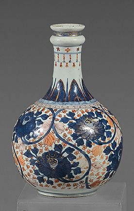 CHINE Bouteille en porcelaine à col étroit décorée dans la palette imari de fleurs...