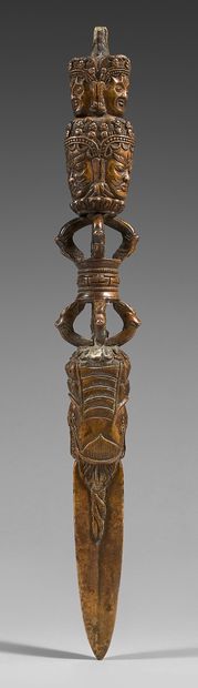 TIBET Dague rituelle dite «phurbu», en bronze partiellement doré, à poignée octogonale...