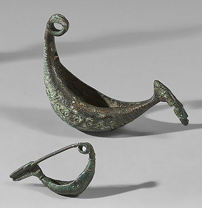 Set of two naviform fibulae engraved with...