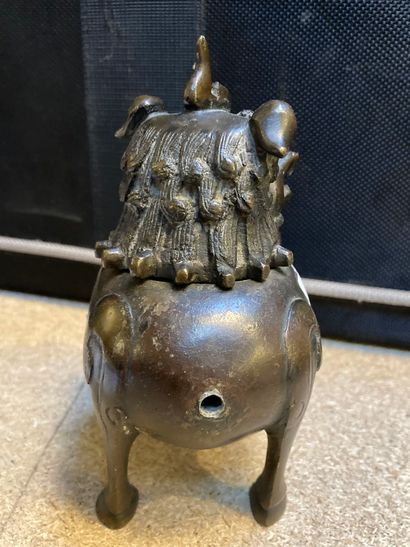CHINE A small bronze perfume burner with a brown patina in the shape of a qilin.
19th...