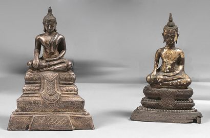 THAÏLANDE Deux statuettes de bouddha, l'une en bronze à patine brune à traces de...