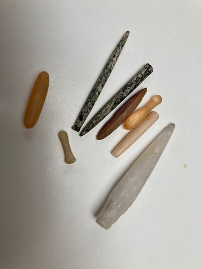  Lot de huit labrets. Gneiss silex et cristal de roche. Mali, Néolithique.