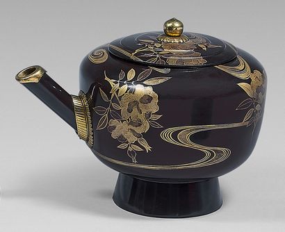 JAPON A brown and gold lacquer pot decorated with lotus stems scattered in a swirl....
