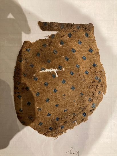 null Deux textiles de lin brodé de fils bleus, Égypte, période copte ou islamique,...