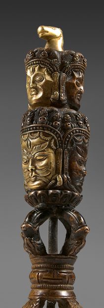 TIBET Dague rituelle dite «phurbu», en bronze partiellement doré, à poignée octogonale...