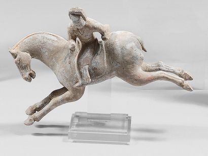 CHINE Terracotta statuette of a polo player with his head bent forward.
Tang period...