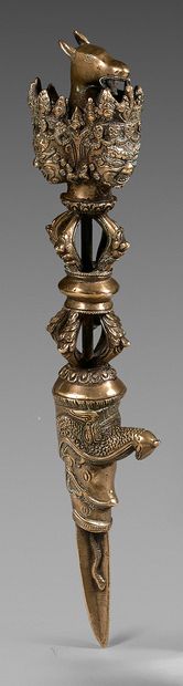 TIBET Phurbu en bronze surmonté de trois têtes de Hayagriva, la tête de cheval sortant...