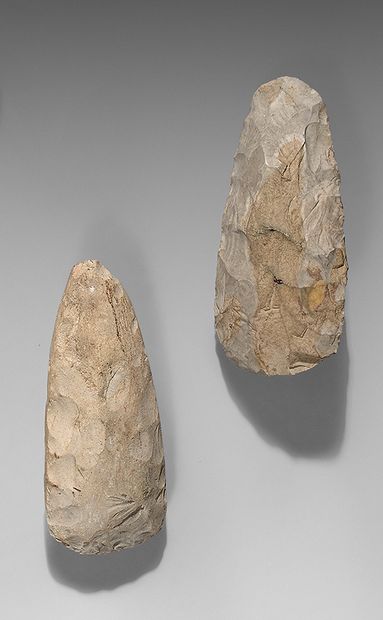  Lot including a carved axe and a polished axe. Grey flint. Belgium, Spiennes Neolithic....