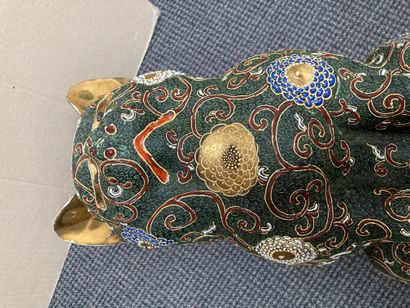 JAPON, atelier de Satsuma Large porcelain cat with a green background painted all...