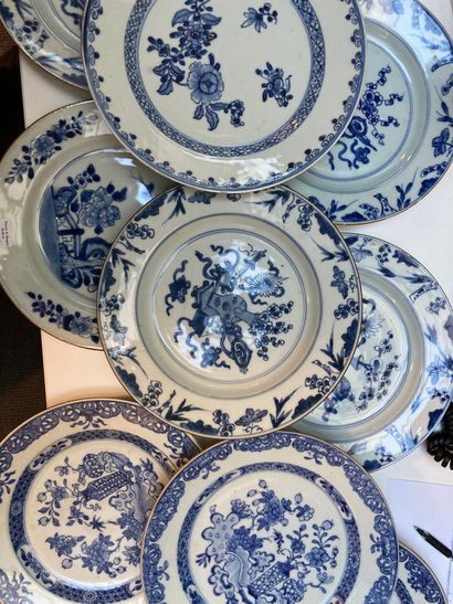 CHINE Quatorze assiettes en porcelaine de forme circulaire à décor en bleu sous couverte...