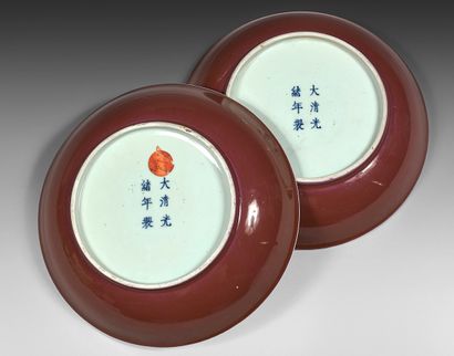 CHINE Paire de coupes circulaires en porcelaine à décor monochrome rouge sang-de-bœuf....